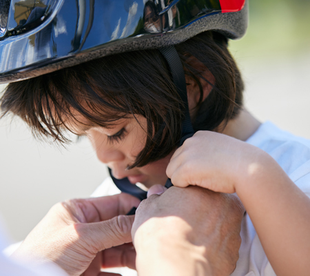 必ずヘルメットを着用してお子様を守りましょう。また、子供用のヘルメットはサイズが分かれていますので、ご購入の際に、サイズを気を付けましょう。小さいサイズは基本1歳から着用可能です。