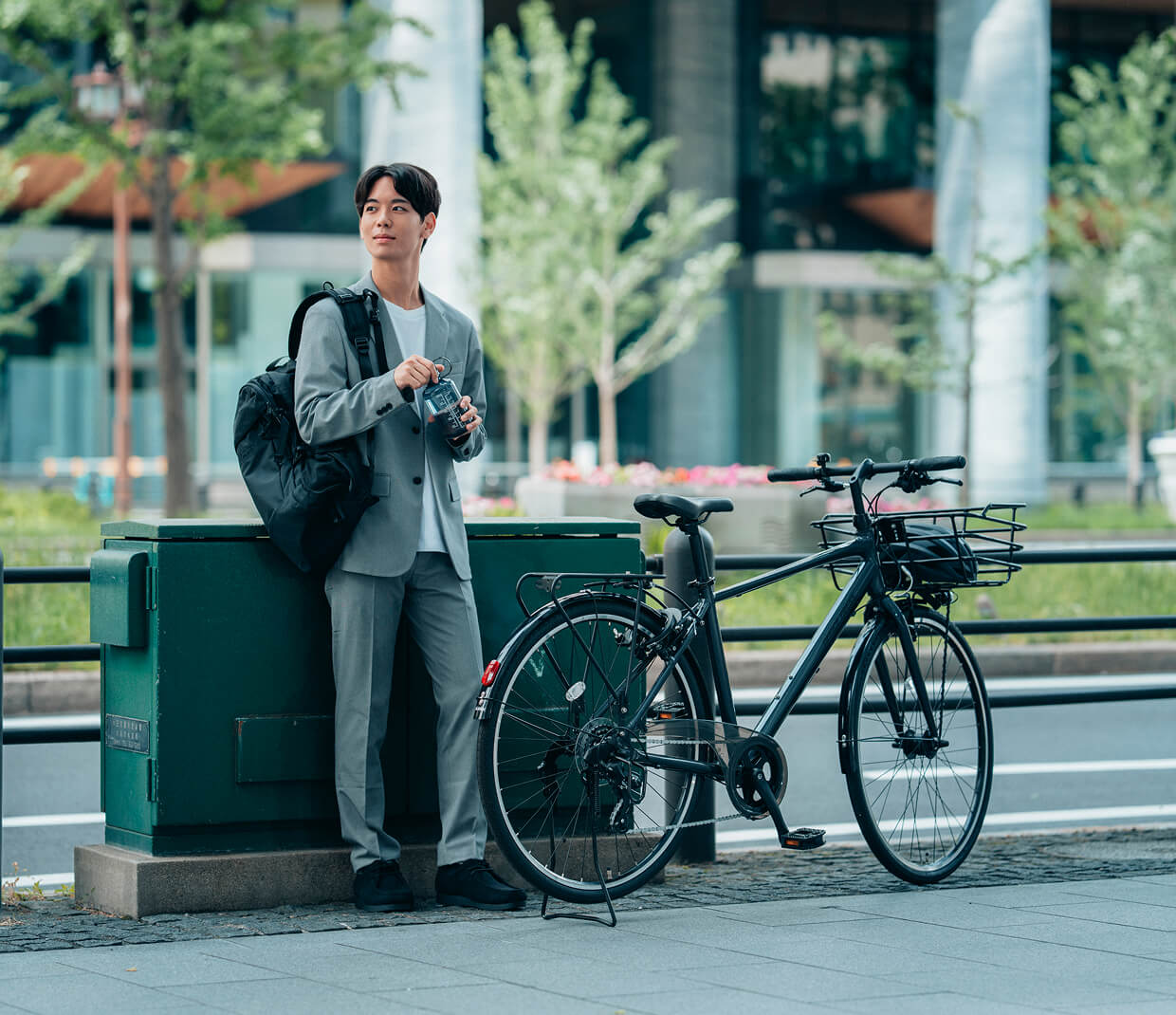 OFFICE PRESS SPORTSに乗る男性
