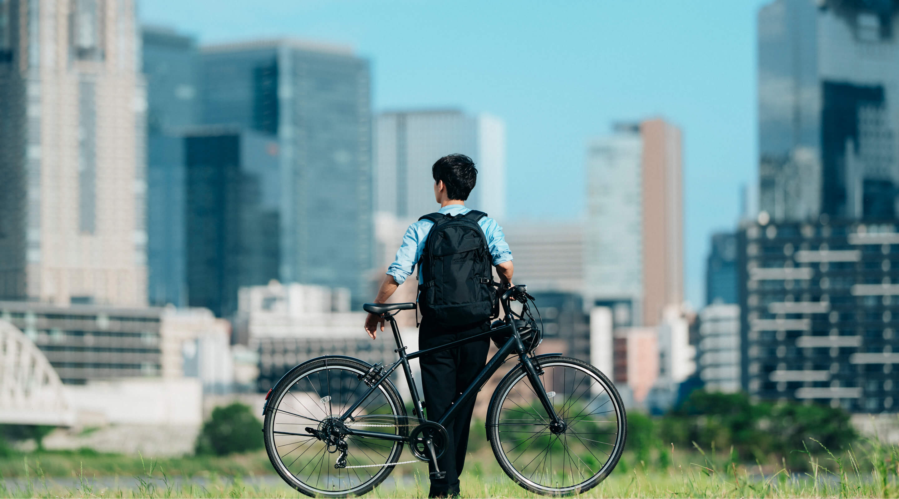 OFFICE PRESS SPORTSで街中を走るビジネスマン